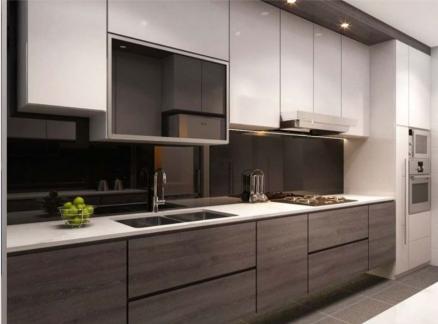Cocina lineal con alacenas blancas brillantes, muebles bajos en madera oscura y mesón blanco