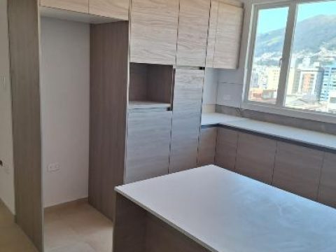 Alacenas de piso a techo con nicho para microondas e isla