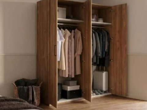 Closet de dormitorio en madera con puertas batientes, colgadores y repisas