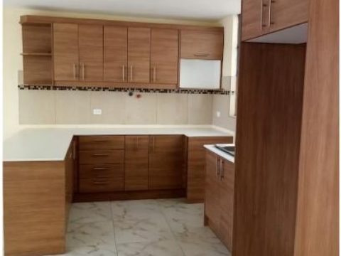 Cocina en U en acabado madera con torre de alacena