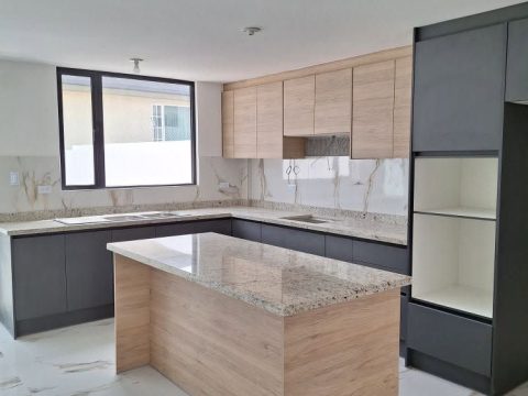 Cocina moderna bicolor gris grafito y roble claro con isla central de granito