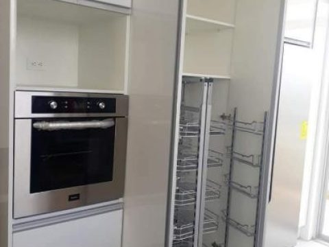 Torre blanca con horno empotrado y despensa extraíble con canastillas