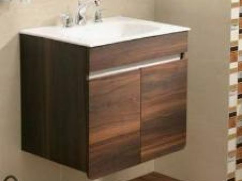 Mueble de baño suspendido en madera oscura con puertas y lavamanos