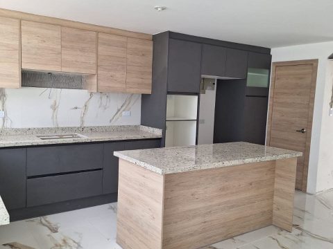 Cocina en grafito y roble claro con isla central de granito