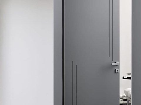 Puerta interna lacada en gris con molduras rehundidas y manija de acero