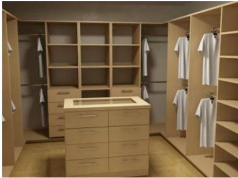 Vestidor en madera clara con colgadores, repisas e isla central de cajones